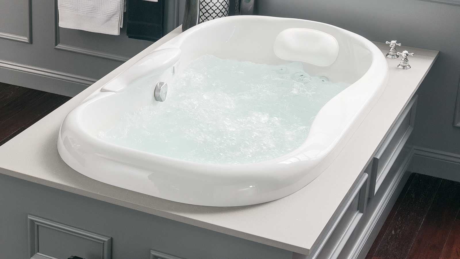 Video of the combo massage tub.
